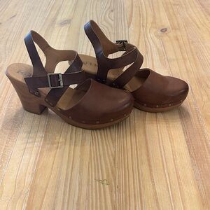 Kork-Ease Brown Leather Mules with Straps